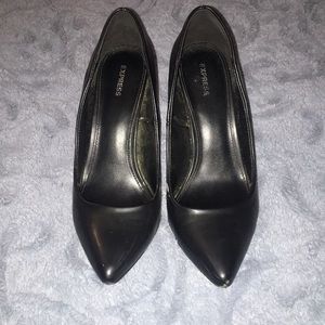 Express black leather pointed pumps